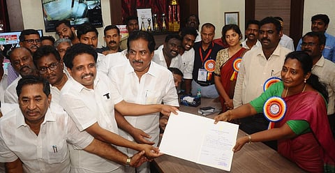 மதுரை மக்களவை தொகுதியில் வெற்றி பெற்ற மாா்க்கிஸ்ட் கம்யூனிஸ்ட் வேட்பாளா் சு. வெங்கடேசனுக்கு வெற்றி சான்றிதழ் வழங்குகிறாா் மாவட்ட தோ்தல் அலுவலரும் ஆட்சியருமான மா.செள. சங்கீதா.