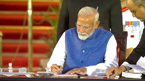 தில்லியில் குடியரசுத் தலைவர் மாளிகையில் இன்று (ஜூன் 9) நடந்த பதவியேற்பு விழாவில் குடியரசுத் தலைவர் திரவுபதி முர்மு, மோடிக்கு பதவிப் பிரமாணமும், ரகசியக் காப்புப் பிரமாணமும் செய்து வைத்தார்.
