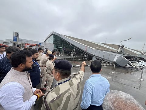 தில்லி விமான நிலைய டெர்மினல்-1 மேற்கூரை இடிந்து விழுந்ததை நேரில் பார்வையிட்டு சம்பவம் குறித்து அதிகாரிகளிடம் கேட்டறியும்  மத்திய விமானப் போக்குவரத்துத் துறை அமைச்சர் ராம் மோகன் நாயுடு கிஞ்சராபு.
