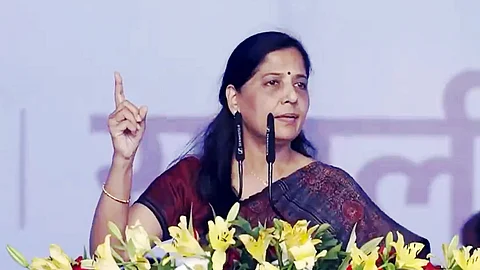 தில்லி முதல்வர் அரவிந்த் கேஜரிவாலின் மனைவி சுனிதா கேஜரிவால்.