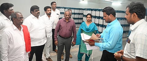 விவி-பேட் கருவியில் தொ்மல் பேப்பா் நீக்கும் பணி: வாக்குப்பதிவு இயந்திரக் கிடங்கு திறப்பு