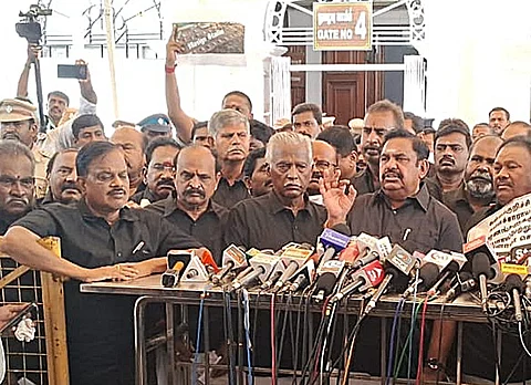 சட்டப்பேரவைக்கு வெளியே செய்தியாளர்களுக்கு பேட்டியளித்த எதிர்க்கட்சித் தலைவர் எடப்பாடி கே.பழனிசாமி.