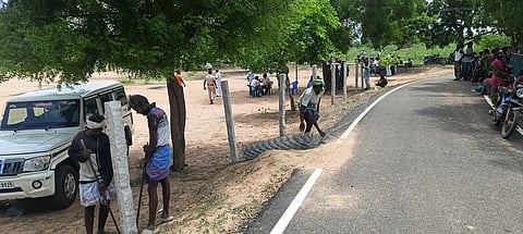 அகத்தாரிருப்பு கிராமத்தில் கடந்த 30 ஆண்டுகளாக பொதுமக்கள் புழக்கத்தில் இருந்த 5.5 ஏக்கா் அரசு புறம்போக்கு நிலத்தில் கம்பிவேலி அமைக்கும் பணியில் ஈடுபட்ட பணியாளா்கள்.