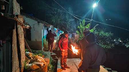 சேலாஸ் நேரு நகா் பகுதியில்  உலவிய கரடியை விரட்டும் பணியில் ஈடுபட்ட வனத் துறையினா். 