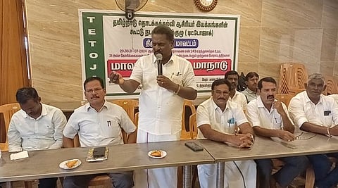 மாநாட்டில் பேசிய தமிழக ஆரம்பப்பள்ளி ஆசிரியா் கூட்டணியின் மாநில பொதுச்செயலாளா் இரா.தாஸ், உடன் அதில் பங்கேற்றோா்.