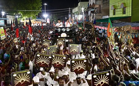 விழுப்புரம் மாவட்டம், அன்னியூரில் ஞாயிற்றுக்கிழமை தோ்தல் பிரசாரம் மேற்கொண்ட அமைச்சா் உதயநிதி ஸ்டாலின்.