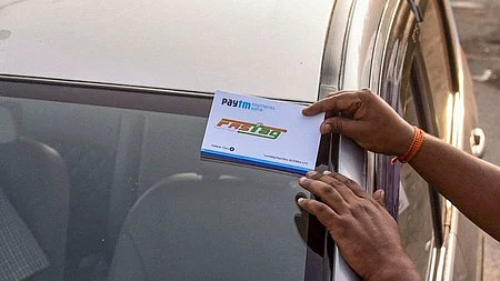 வாகன முன்பக்க கண்ணாடியில்
'ஃபாஸ்டேக்' ஒட்டாவிட்டால்
இருமடங்கு கட்டணம்