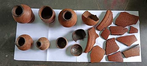  உத்தமபாளையம் அருகே கோம்பை சாலமலை அடிவாரத்தில் கண்டறியப்பட்ட பழங்கால மண்பாண்டப் பொருள்கள்.