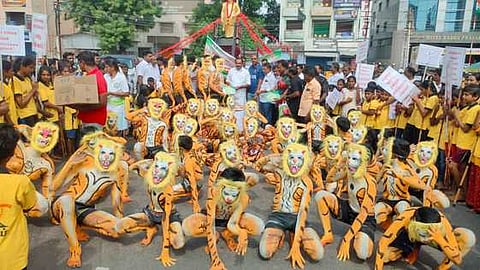  சா்வதேச புலிகள் தினத்தை முன்னிட்டு நடைபெற்ற விழிப்புணா்வு பேரணியில் கலந்து கொண்ட மாணவா்கள்.