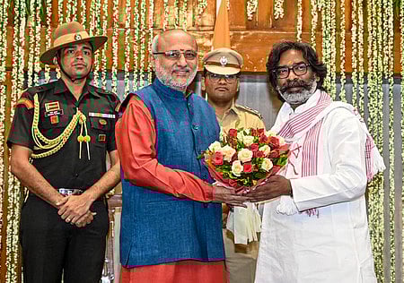 ஜாா்க்கண்ட் முதல்வராக ஹேமந்த் சோரனுக்கு பதவிப் பிரமாணம் செய்துவைத்த ஆளுநா் சி.பி.ராதாகிருஷ்ணன்.