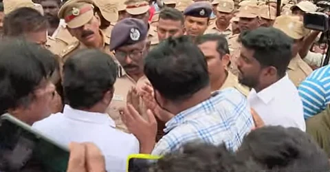  ராஜீவ் காந்தி அரசு மருத்துவமனை பகுதியில் போராட்டத்தில் ஈடுபட்டு வரும் ஆம்ஸ்ட்ராங் ஆதரவாளர்களுடன் பேச்சுவார்த்தை நடத்தும் காவல்துறை அதிகாரிகள் 