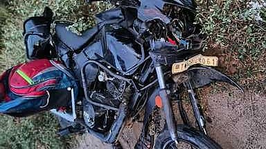 விபத்தில் சேதமடைந்த இரு சக்கர வாகனம். 