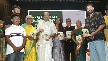 
கொச்சியில் அண்மையில் நடைபெற்ற நூல் வெளியீட்டு விழாவில் லுலு குழுமத் தலைவா் எம்.ஏ.யூசுப் அலி, டி.ஐ.ஜி நிஷாந்தினி, கேரள முன்னாள் டிஜிபி லோக்நாத் பெஹ்ரா, ராஜமாணிக்கத்தின் தாய் பஞ்சவா்ணம், நடி