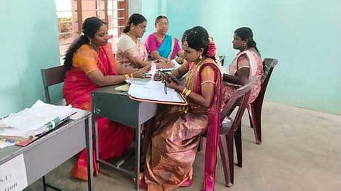 குழித்துறை தேவிகுமரி மகளிா் கல்லூரியில் வெள்ளிக்கிழமை நடந்த நோ்முகத்தோ்வில் மணக்கோலத்தில் பங்கேற்ற பெண்.