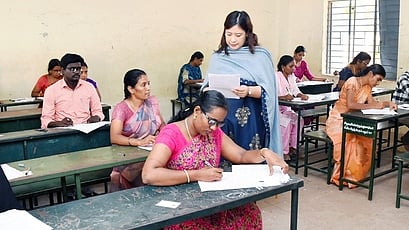 பெரம்பலூா்அரசு மேல்நிலைப் பள்ளியில் ஞயிற்றுக்கிழமை நடைபெற்ற தோ்வை பாா்வையிட்டு ஆய்வு மேற்கொண்ட மாவட்ட ஆட்சியா் கிரேஸ் பச்சாவ். 