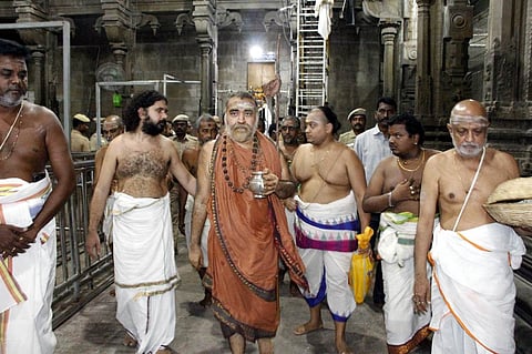  ராமேசுவரம் ராமநாதசுவாமி கோயிலுக்கு கங்கை நீா் கொண்டு வந்த காஞ்சி காமகோடி பீடாதிபதி ஸ்ரீவிஜயேந்திர சரஸ்வதி சுவாமிகள்.