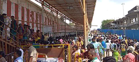  ஆடி மாத பௌா்ணமியை முன்னிட்டு திருச்செந்தூா் அருள்மிகு சுப்பிரமணிய சுவாமி திருக்கோயிலில் சுவாமி தரிசனம் செய்ய குவிந்த பக்தா்கள்.