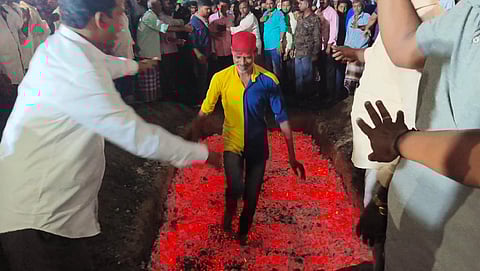 ஆற்காட்டில் இஸ்லாமியர்கள் தீயில் இறங்கி நேர்த்திக்கடன்