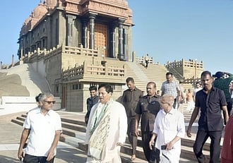  விவேகானந்தா் நினைவிடத்தைப் பாா்வையிடுகிறாா் மத்திய அமைச்சா் சோனோவால்.