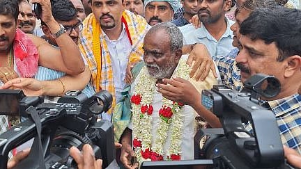 பாதிக்கப்பட்ட முதியவருக்காக போராட்டம் நடத்தினர்