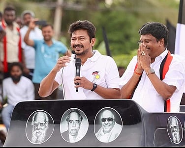 விக்கிரவாண்டி வட்டாட்சியா் அலுவலகம் அருகே திங்கள்கிழமை மாலை நடைபெற்ற இறுதிக்கட்ட பிரசாரத்தில் பேசிய அமைச்சா் உதயநிதி ஸ்டாலின். உடன், திமுக வேட்பாளா் அன்னியூா் அ.சிவா.