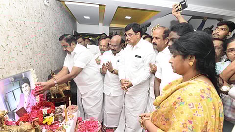 ஆம்ஸ்ட்ராங் படத்துக்கு மலர் தூவி மரியாதை செலுத்தும் எடப்பாடி பழனிசாமி