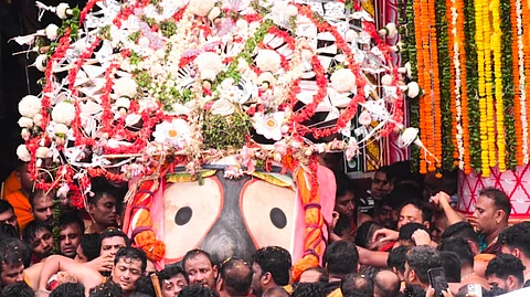 பூரியில் நடைபெற்று வரும் வருடாந்திர 'ரத யாத்திரையின்' போது உற்சவர்களான ஜெகன்நாதர், பலபத்திரர், சுபத்திரை ஆகியோரின் ரத யாத்திரை கோலாகலமாக துவங்கியது.
