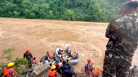 ஆற்றில் மீட்புப் பணிகள்