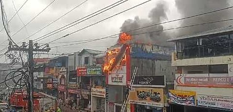 காலணி விற்பனை கடையில் பற்றி எரியும் தீ.