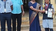  சிலம்பத்தில் சாதனைப் படைத்த மாணவியை வாழ்த்தி பாராட்டிய தலைமை ஆசிரியை (பொ) மீனா.