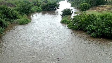 அமராவதி ஆற்றில் செல்லும் உபரி நீா்.