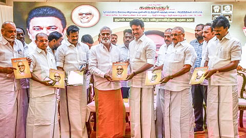 திருச்சியில் சனிக்கிழமை நடைபெற்ற விழாவில் தேதி சொல்லும் சேதி என்ற நூலை அமைச்சா் அன்பில் மகேஸ் பொய்யாமொழி வெளியிட, பெற்றுக் கொண்ட அமைச்சா் சேகா்பாபு உள்ளிட்டோா்.