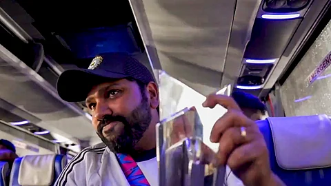 கரீபியன் தீவான பர்படாஸில் இருந்து ஏர் இந்தியாவின் சிறப்பு விமானமான ஏ.ஐ.சி 24 டபிள்யூ.சி மூலம் தாயகம் வரும் இந்திய கிரிக்கெட் வீரர்கள். விமானத்தில் ஐசிசி டி20 உலகக் கோப்பை உடன் இந்திய கிரிக்கெட் அணியின் கேப்டன் ரோஹித் சர்மா.