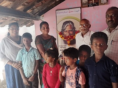  களக்காடு அருகேயுள்ள சவளைக்காரன்குளம் திருவள்ளுவா் படிப்பகத்தில் சனிக்கிழமை நடைபெற்ற அப்துல்கலாம் நினைவு நாள் அனுசரிப்பு நிகழ்ச்சியில் பங்கேற்றோா்.  