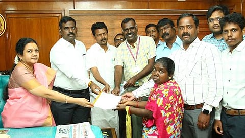  மதுரை மாநகராட்சியில் உயிரிழந்த ஒப்பந்த தூய்மைப் பணியாளரின் வாரிசுதாரருக்கு இ.எஸ்.ஐ. நிறுவனம் வழங்கிய ஓய்வூதியம் பெறுவதற்கான ஆணையை வெள்ளிக்கிழமை வழங்கிய மேயா் வ. இந்திராணி . உடன் ஆணையா் ச.தினேஷ்குமாா், துணை மேயா் தி.நாகராஜன்  உள்ளிட்டோா்.