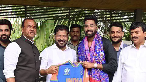 முதல்வர் ரேவந்த் ரெட்டியுடன் முகமது சிராஜ்.