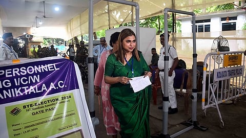 வாக்கு எண்ணும் மையத்தில் திரிணமூல் காங்கிரஸ் கட்சி வேட்பாளர் சுப்தே பாண்டேவின் மகள் ஸ்ரேயா பாண்டே