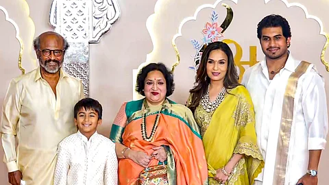 மும்பையில் உள்ள ஜியோ வேர்ல்ட் கன்வென்ஷன் சென்டரில் நடைபெறும் அனந்த் அம்பானி மற்றும் ராதிகா மெர்ச்சன்ட்டின் திருமணத்தில் கலந்து கொள்ள வந்த சூப்பர் ஸ்டார் ரஜினிகாந்த் மற்றும் அவரது குடும்ப உறுப்பினர்கள்.