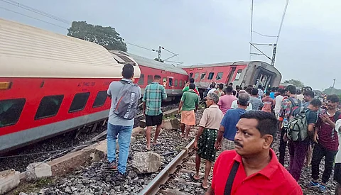 தண்டவாளத்தில் இருந்து விலகி கவிழ்ந்து கிடக்கும் ரயில் பெட்டிகள். ~ஜாா்கண்ட்டில் தடம் புரண்ட பயணிகள் ரயில்.