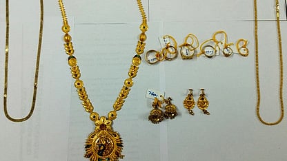 பறிமுதல் செய்யப்பட்ட தங்க நகைகள்.