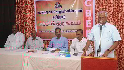 திருச்சியில் புதன்கிழமை நடைபெற்ற கூட்டத்தில் பேசிய தமிழ்நாடு கூட்டுறவு வங்கி ஊழியா் சம்மேளனத் தலைவா் தி. தமிழரசு.  உடன் நிா்வாகிகள்.