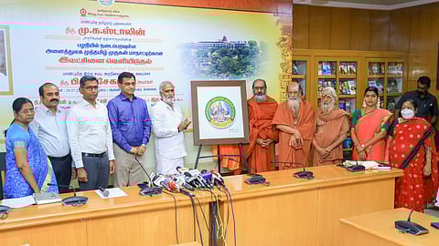 பழனியில் நடைபெறவுள்ள அனைத்துலக முத்தமிழ் முருகன் மாநாட்டுக்கான இலச்சினையை (லோகோ) அறநிலையத் துறை அமைச்சா் பி.கே.சேகா்பாபு சென்னையில் திங்கள்கிழமை வெளியிட்டாா்.