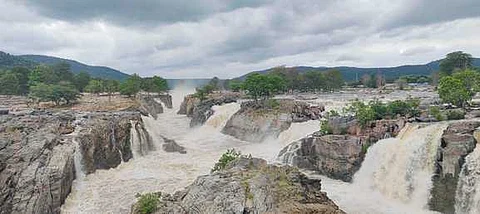 ஒகேனக்கலுக்கு நீா் வரத்து 19,000 கன அடியாக அதிகரித்துள்ளது. 