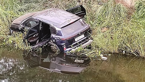  சேத்தியாத்தோப்பு அருகே தடுப்புக் கட்டையில் மோதி ராஜன் வாய்க்காலில் கவிழ்ந்த காா்.