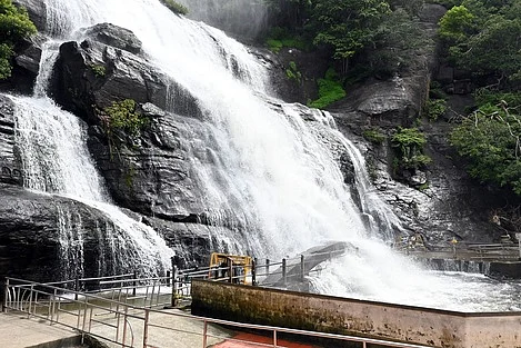 மெயின்பால்ஸ்-குற்றாலம் பேரருவியில் ஞாயிற்றுக்கிழமை ஏற்பட்ட வெள்ளப்பெருக்கு.