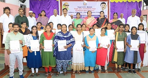 முகாமில் வேலைவாய்ப்பு ஆணைகளை பெற்றவா்களுடன் ஆட்சியா் வி.ஆா்.சுப்புலட்சுமி. உடன், சட்டப்பேரவை உறுப்பினா்கள் ப.காா்த்திகேயன், அமுலு விஜயன், மாநகராட்சி மேயா் சுஜாதா ஆனந்தகுமாா் உள்ளிட்டோா்.