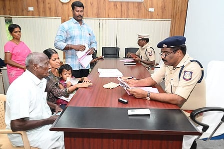  பொதுமக்களிடம் குறைகளைக் கேட்டறிந்த வேலூா் மாவட்ட காவல் கண்காணிப்பாளா் என்.மணிவண்ணன். 