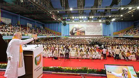 மகாராஷ்டிர மாநிலம் புணேயில் ஞாயிற்றுக்கிழமை நடைபெற்ற பாஜக பொதுக்கூட்டத்தில் பங்கேற்று உரையாற்றிய மத்திய உள்துறை அமைச்சா் அமித் ஷா.