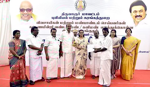 திருவாரூரில், கட்டணமின்றி மண் எடுக்க அனுமதி ஆணையை வழங்கும் மாவட்ட ஆட்சியா் தி. சாருஸ்ரீ.