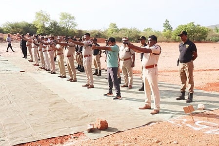  துப்பாக்கிச் சுடும் போட்டியில் பங்கேற்ற காவல் துறை அதிகாரிகள். 